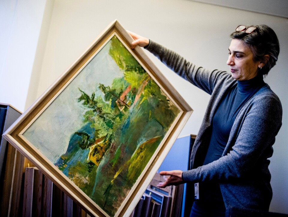 Flere kommuner burde la seg inspirere av Drammen, som registrerer alle sine kunstverk og gjør dem tilgjengelige gjennom digital formidling, mener Kommunal Rapport. Kunsthistoriker Asli Kural Dahl står for registreringen. Foto: Magnus K. Bjørke Flere kommuner burde la seg inspirere av Drammen, som registrerer alle sine kunstverk og gjør dem tilgjengelige gjennom digital formidling, mener Kommunal Rapport. Kunsthistoriker Asli Kural Dahl står for registreringen. Foto: Magnus K. Bjørke