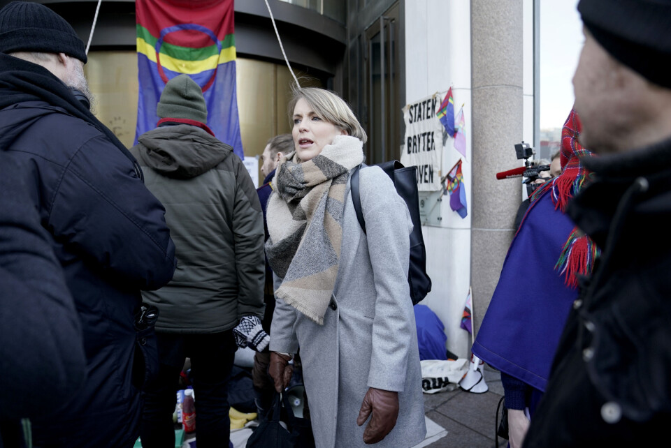 SVs Kari Elisabeth Kaski sammen med Fosen-demonstranter utenfor Olje- og energidepartementet. SVs Kari Elisabeth Kaski sammen med Fosen-demonstranter utenfor Olje- og energidepartementet.