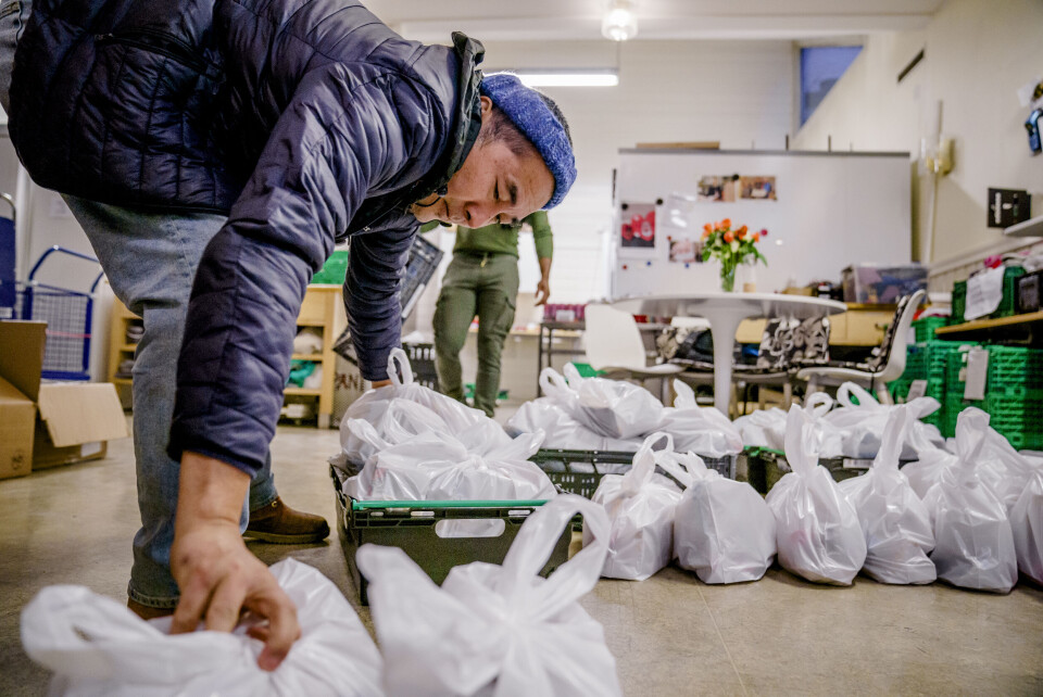 41 prosent av matkø-gjestene mottar sosialhjelp, og 32 prosent mottar uføretrygd, ifølge Frelsesarmeen. På bildet ser vi Kadir Kahar på Frelsesarmeens slumstasjon i Oslo som pakker matposer i november i fjor. 41 prosent av matkø-gjestene mottar sosialhjelp, og 32 prosent mottar uføretrygd, ifølge Frelsesarmeen. På bildet ser vi Kadir Kahar på Frelsesarmeens slumstasjon i Oslo som pakker matposer i november i fjor.
