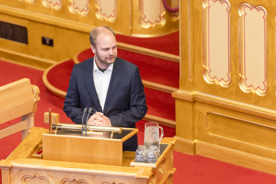 Mímir Kristjánsson (R) er en av flere politikere som nå vil vurdere oppdrettsbransjens unntak fra permitteringsreglene på nytt. Mímir Kristjánsson (R) er en av flere politikere som nå vil vurdere oppdrettsbransjens unntak fra permitteringsreglene på nytt.