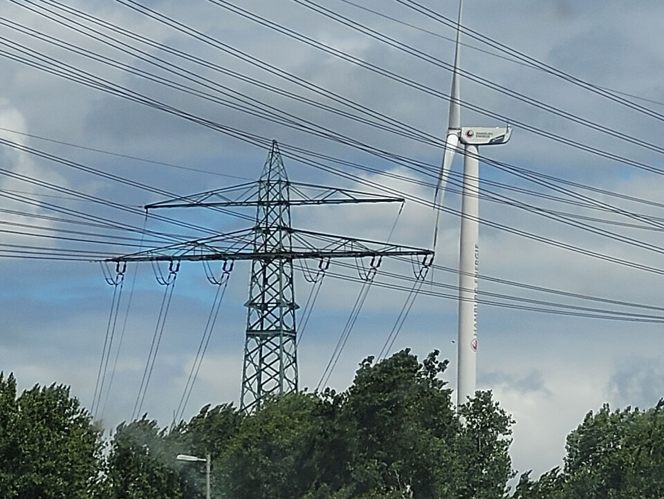 De nye kriteriene for hvem som skal få strøm, skal sikre lokalpolitikerne styrket innflytelse over næringsutvikling i egen kommune, ifølge olje- og energiminister Terje Aasland (Ap). De nye kriteriene for hvem som skal få strøm, skal sikre lokalpolitikerne styrket innflytelse over næringsutvikling i egen kommune, ifølge olje- og energiminister Terje Aasland (Ap).