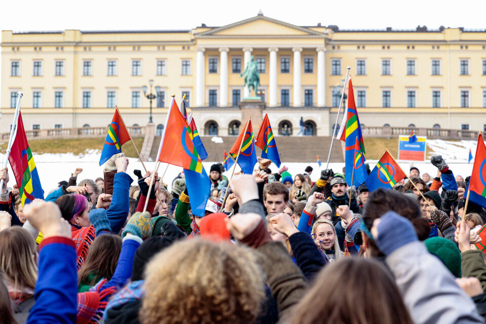 Aksjonistene avsluttet aksjonen mot vindturbinene med en markering foran Slottet 3. mars. Aksjonistene avsluttet aksjonen mot vindturbinene med en markering foran Slottet 3. mars.