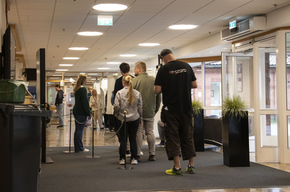 – Jeg er bekymret over hvor lenge ut på morgenen vi må telle På valgdagen strømmer sarpingene til valglokalet på rådhuset. På forhånd har nesten 10.000 stemmer blitt talt opp i Sarpsborg.