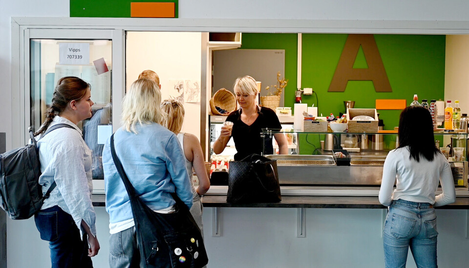 I Lillesand har inkluderingsbedriften Avigo utviklet skolens kantine til å bli en alternativ opplæringsarena for elever som sliter med å følge ordinær undervisning. Det er et ferskt eksempel på hva man kommunen kan oppnå – hvis man setter kompetansen i sin lokale inkluderingsbedrift i sving, skriver Kenneth Stien. I Lillesand har inkluderingsbedriften Avigo utviklet skolens kantine til å bli en alternativ opplæringsarena for elever som sliter med å følge ordinær undervisning. Det er et ferskt eksempel på hva man kommunen kan oppnå – hvis man setter kompetansen i sin lokale inkluderingsbedrift i sving, skriver Kenneth Stien.