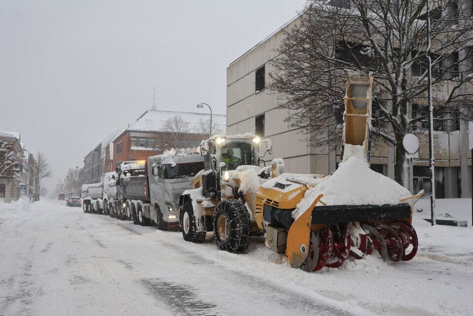 Nedsnødde gater i Kristiansand. Lastebiler og brøytemannskap står klare for å brøyte gatene i sentrum. Nedsnødde gater i Kristiansand. Lastebiler og brøytemannskap står klare for å brøyte gatene i sentrum.
