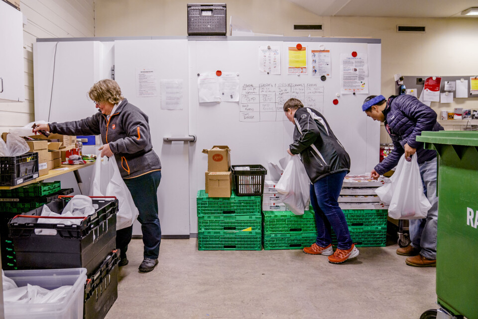 Matkøene bare øker og øker i Norge. Forskere mener vi må tenke annerledes om fattigdom i Norge for å forstå hvem som i dag trenger mathjelp. Matkøene bare øker og øker i Norge. Forskere mener vi må tenke annerledes om fattigdom i Norge for å forstå hvem som i dag trenger mathjelp.