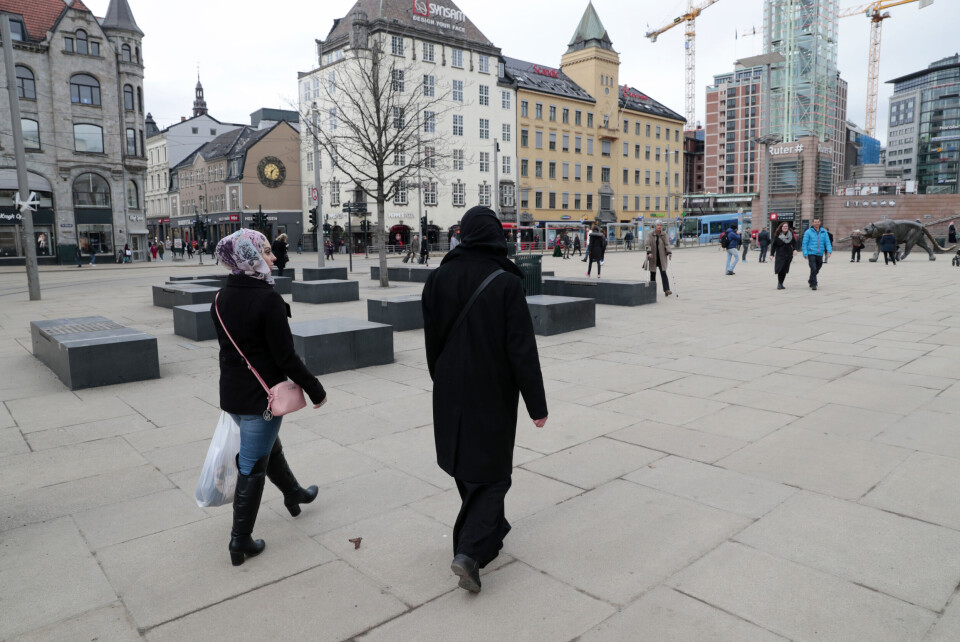 Imdi finner en økning i positive holdninger til innvandring og integrering i Norge. Det er også flere barn og unge med innvandrerbakgrunn enn før som fullfører videregående opplæring og tar høyere utdanning. Imdi finner en økning i positive holdninger til innvandring og integrering i Norge. Det er også flere barn og unge med innvandrerbakgrunn enn før som fullfører videregående opplæring og tar høyere utdanning.