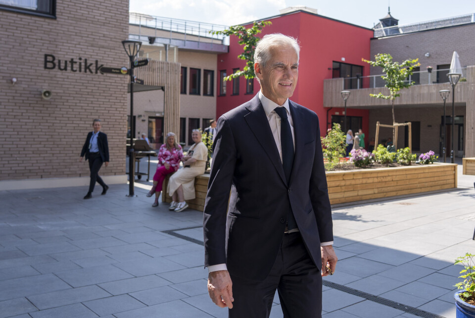 Jeg må si med Goethe: «Budskapet hører jeg godt, men jeg tror bare ikke på det», skriver Einar Vetvik om valgløftene i eldreomsorgen. Bildet er fra da statsminister Jonas Gahr Støre i juni besøkte en ny demenslandsby i Oslo og la fram stortingsmeldingen «Fellesskap og mestring – Bo trygt hjemme». Jeg må si med Goethe: «Budskapet hører jeg godt, men jeg tror bare ikke på det», skriver Einar Vetvik om valgløftene i eldreomsorgen. Bildet er fra da statsminister Jonas Gahr Støre i juni besøkte en ny demenslandsby i Oslo og la fram stortingsmeldingen «Fellesskap og mestring – Bo trygt hjemme».