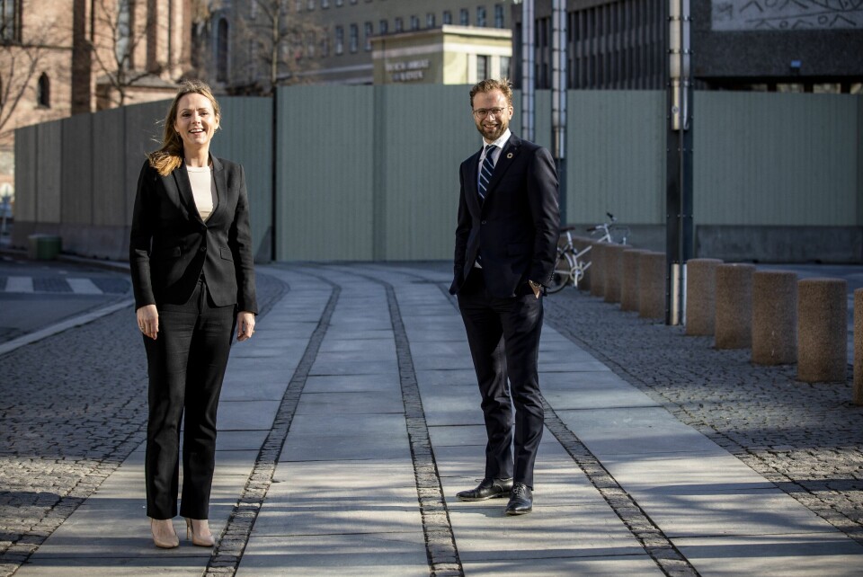 Distrikts- og digitaliseringsminiser Linda Hofstad Helleland med koronaavstand til Kommunal- og moderniseringsminister Nikolai Astrup
. Begge er imponert over hvordan kommunene har taklet krisen. Distrikts- og digitaliseringsminiser Linda Hofstad Helleland med koronaavstand til Kommunal- og moderniseringsminister Nikolai Astrup
. Begge er imponert over hvordan kommunene har taklet krisen.