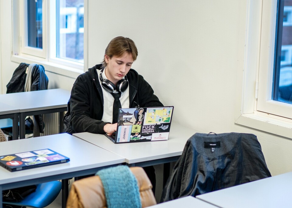 Kripos anbefaler at samtlige elev-nettbrett og PC-er blokkeres mot sider med sex-lokking. Kripos anbefaler at samtlige elev-nettbrett og PC-er blokkeres mot sider med sex-lokking.