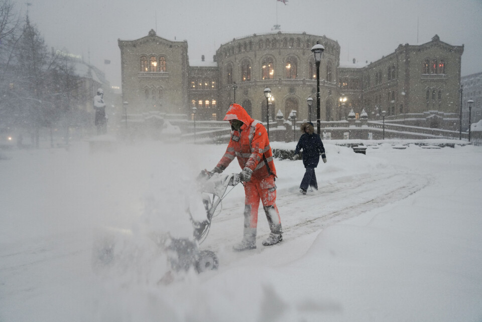 Det kraftige snøfallet skaper utfordringer og mannskaper er i full gang med å rydde snø i Oslo sentrum. Det kraftige snøfallet skaper utfordringer og mannskaper er i full gang med å rydde snø i Oslo sentrum.