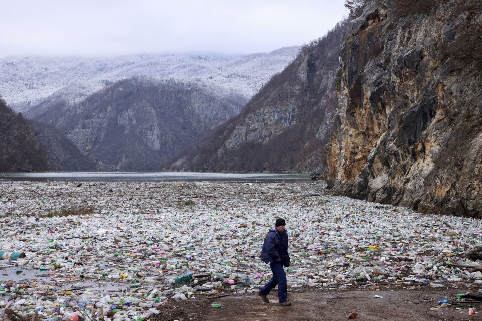 Mengden søppel som produseres i verden, ventes å øke med flere milliarder tonn per år fram mot 2050, ifølge ny rapport. Ressursene i økonomien må utnyttes på en helt annen måte enn i dag, også i Norge, for å få grep om problemet, skriver Svein Kamfjord. Bildet viser et flak med søppel ved elva Drina i Bosnia. Mengden søppel som produseres i verden, ventes å øke med flere milliarder tonn per år fram mot 2050, ifølge ny rapport. Ressursene i økonomien må utnyttes på en helt annen måte enn i dag, også i Norge, for å få grep om problemet, skriver Svein Kamfjord. Bildet viser et flak med søppel ved elva Drina i Bosnia.