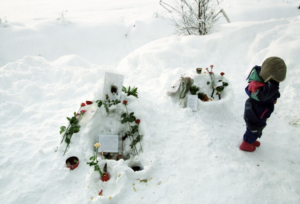 Blomster og lys på stedet der femårige Silje Marie Redergård ble funnet død i 1994. Blomster og lys på stedet der femårige Silje Marie Redergård ble funnet død i 1994.