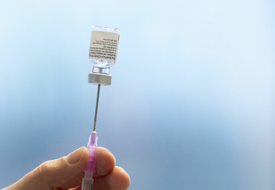 Flere kommuner og byer rundt om i landet sliter for tiden med stadig økende koronasmitte. Her sprøyte med den nye Covid-19 vaksine fra Pfizer / Biontech. Flere kommuner og byer rundt om i landet sliter for tiden med stadig økende koronasmitte. Her sprøyte med den nye Covid-19 vaksine fra Pfizer / Biontech.