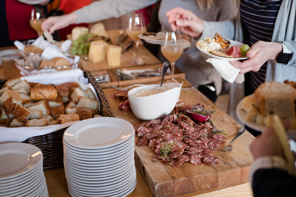 Kommunene får nå mer midler til å kompensere lokalt næringsliv, for eksempel restauranter og serveringssteder, som har tapt penger under pandemien. Kommunene får nå mer midler til å kompensere lokalt næringsliv, for eksempel restauranter og serveringssteder, som har tapt penger under pandemien.