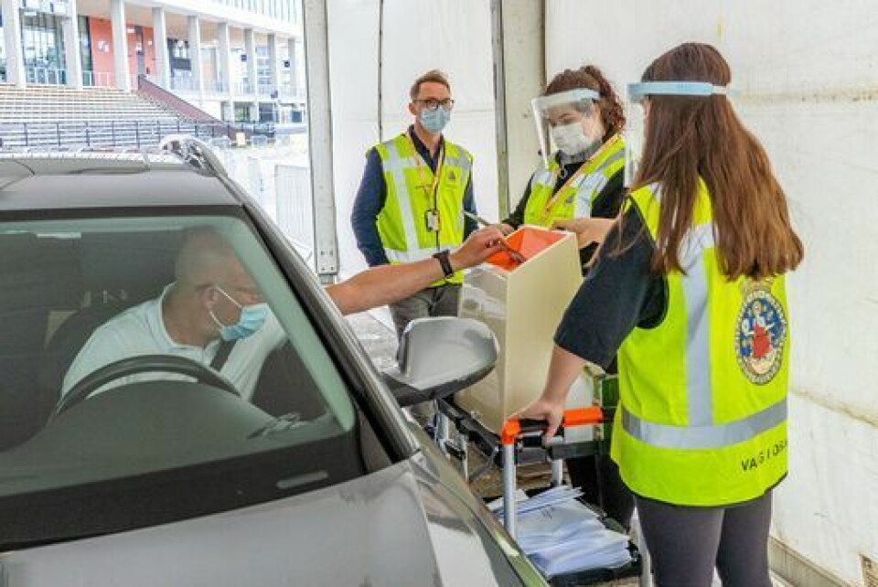 Velgere i koronaisolasjon skal ikke dra til valglokalet og må bestille hjemmestemming av kommunen. Siste frist for dette er mandag klokka 10. Her fra Valle Hovin i Oslo, der det tirsdag ble åpnet for drive-in forhåndsstemming ved årets Stortingsvalg. Pål Søtorp i bilen. Valgfunksjonærer er Are Myrtrøen, Sophie Reichle Hurlen og Dayana Afzali. Velgere i koronaisolasjon skal ikke dra til valglokalet og må bestille hjemmestemming av kommunen. Siste frist for dette er mandag klokka 10. Her fra Valle Hovin i Oslo, der det tirsdag ble åpnet for drive-in forhåndsstemming ved årets Stortingsvalg. Pål Søtorp i bilen. Valgfunksjonærer er Are Myrtrøen, Sophie Reichle Hurlen og Dayana Afzali.