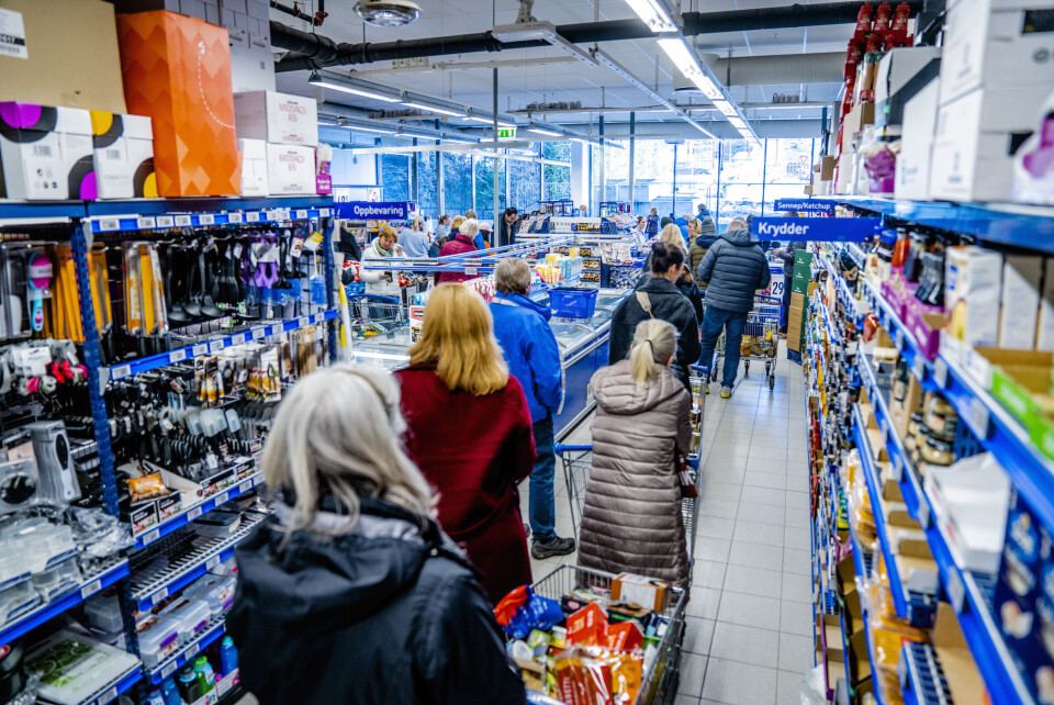 Rema 1000 ber om å få åpne sine butikker på søndager, men Sp-leder Trygve Slagsvold Vedum ber regjeringen si nei. Han frykter unødvendig stor slitasje på de ansatte. Rema 1000 ber om å få åpne sine butikker på søndager, men Sp-leder Trygve Slagsvold Vedum ber regjeringen si nei. Han frykter unødvendig stor slitasje på de ansatte.
