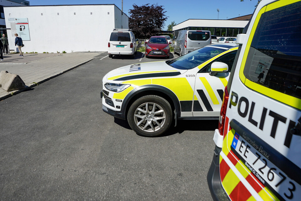 Politiet var på Hellerud videregående skole etter melding om at en person skulle ha angrepet en eller flere personer med kniv. Ingen personer er skadd. Politiet var på Hellerud videregående skole etter melding om at en person skulle ha angrepet en eller flere personer med kniv. Ingen personer er skadd.