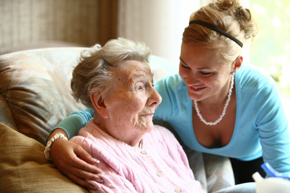 Privat pleier hjelper eldre, 90 år gammel kvinne i hjemmet. Illustrasjonsfoto: Hartmut Schwarzbach / Argus / Samfoto Privat pleier hjelper eldre, 90 år gammel kvinne i hjemmet. Illustrasjonsfoto: Hartmut Schwarzbach / Argus / Samfoto