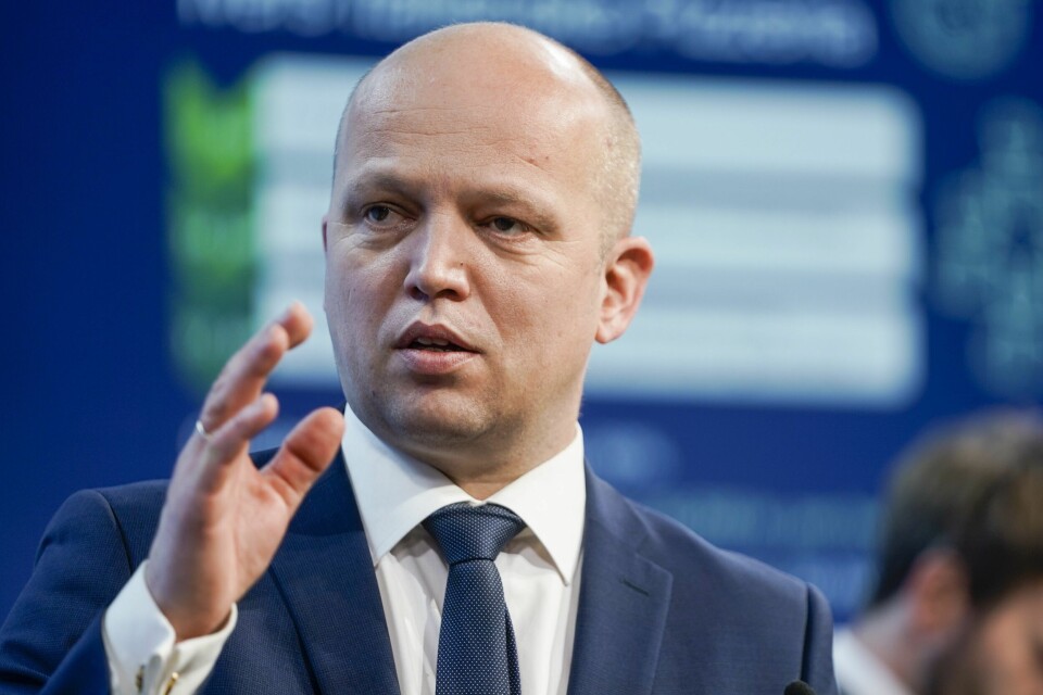 Finansminister Trygve Slagsvold Vedum (Sp) lover å ta regningen for fylkesoppløsninger, ifølge NRK. Finansminister Trygve Slagsvold Vedum (Sp) lover å ta regningen for fylkesoppløsninger, ifølge NRK.