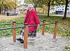 STERK: Null problem for Anne (94) å dingle i treningsapparatet. Den nye parken inviterer til aktivitet for folk i alle aldre. Parken har også fått nye, store blomsterbed, bygget opp av stein som var der fra før. Bydelens fokus på gjenbruk er gjennomgående i parken.
