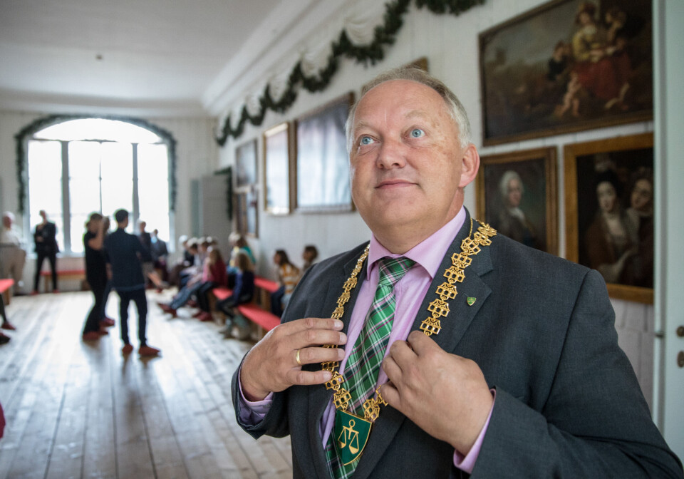 Senterpartiet kan trolig smykke seg med langt flere ordførerkjeder etter mandagens kommunevalg. Her ordfører i Eidsvoll kommune John-Erik Vika (Sp). Foto: Ole Berg-Rusten / NTB scanpix Senterpartiet kan trolig smykke seg med langt flere ordførerkjeder etter mandagens kommunevalg. Her ordfører i Eidsvoll kommune John-Erik Vika (Sp). Foto: Ole Berg-Rusten / NTB scanpix