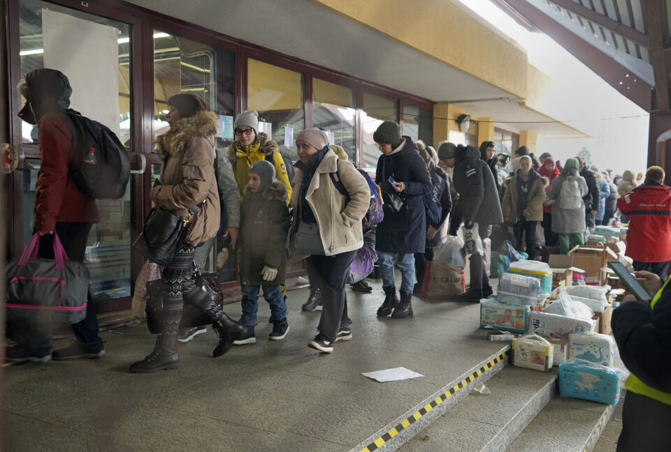 Flyktninger fra Ukraina på jernbanestasjonen i Prezemysl i Polen. Den norske regjeringen forbereder seg på at det kan komme mange flyktninger til Norge innen kort tid. Flyktninger fra Ukraina på jernbanestasjonen i Prezemysl i Polen. Den norske regjeringen forbereder seg på at det kan komme mange flyktninger til Norge innen kort tid.