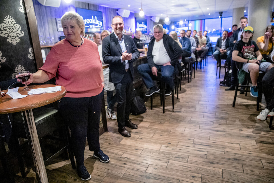 Statsminister Erna Solberg vil ha færre statlige innsigelser til lokale avgjørelser. Solberg er for tiden på valgkampturné i en rekke byer rundt i landet. Tirsdag deltok hun på studentkveld på utestedet Brooklyn i Ålesund etter først å ha svippet innom Tromsø og Bodø. Foto: Stian Lysberg Solum / NTB scanpix Statsminister Erna Solberg vil ha færre statlige innsigelser til lokale avgjørelser. Solberg er for tiden på valgkampturné i en rekke byer rundt i landet. Tirsdag deltok hun på studentkveld på utestedet Brooklyn i Ålesund etter først å ha svippet innom Tromsø og Bodø. Foto: Stian Lysberg Solum / NTB scanpix