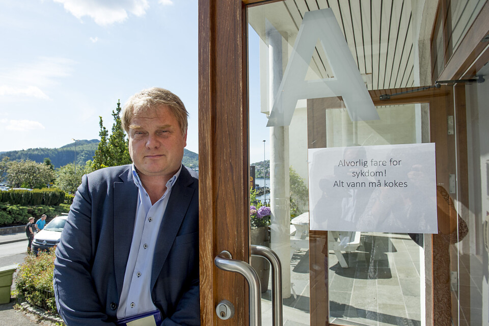 Rådmann Eystein Venneslan ved skiltet som viser at folk må koke vannet da det er mistanke om smitte via Kleppe vannverk på Askøy. Foto: Marit Hommedal / NTB scanpix Rådmann Eystein Venneslan ved skiltet som viser at folk må koke vannet da det er mistanke om smitte via Kleppe vannverk på Askøy. Foto: Marit Hommedal / NTB scanpix