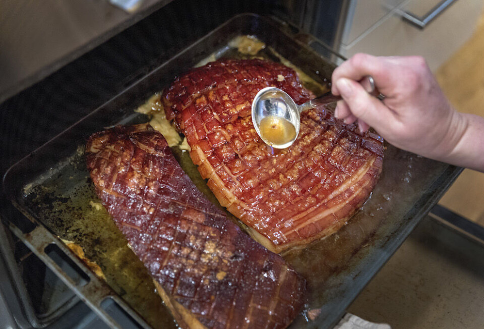 Fire av fem bestilte juletallerken med ribbe, pølse og medisterkaker, eller kveite, i stedet for Oslo kommunes vegetariske alternativ, stekt selleri, til julebordet. Foto: Gorm Kallestad, NTB scanpix Fire av fem bestilte juletallerken med ribbe, pølse og medisterkaker, eller kveite, i stedet for Oslo kommunes vegetariske alternativ, stekt selleri, til julebordet. Foto: Gorm Kallestad, NTB scanpix