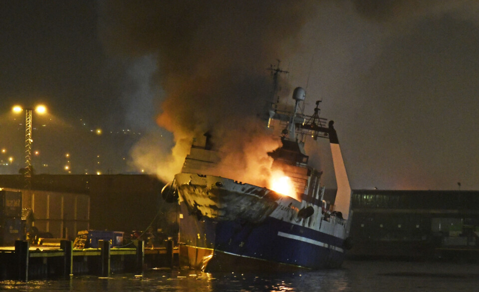 Det brant kraftig i den russiske tråleren som ligger ved kai i Breivika Havn i Tromsø. Slukningsarbeidet pågår fortsatt torsdag morgen, og veier i området er stengt. Foto: Rune Stoltz Bertinussen / NTB scanpix Det brant kraftig i den russiske tråleren som ligger ved kai i Breivika Havn i Tromsø. Slukningsarbeidet pågår fortsatt torsdag morgen, og veier i området er stengt. Foto: Rune Stoltz Bertinussen / NTB scanpix