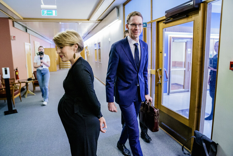 Hovedforhandlerne Kari Elisabeth Kaski (SV) og Eigil Knutsen (Ap) før første møte i forhandlingene om revidert nasjonalbudsjett 23. mai. Hovedforhandlerne Kari Elisabeth Kaski (SV) og Eigil Knutsen (Ap) før første møte i forhandlingene om revidert nasjonalbudsjett 23. mai.
