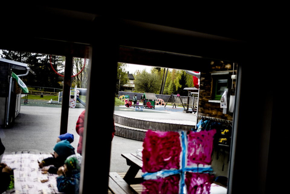Kunnskapsdepartementet mener det er uheldig at unntaket fra hovedregelen om at hver barnehage skal ha en styrer, bare framgår av merknaden til bestemmelsen og ikke av lov eller forskrift. Nå foreslår kunnskapsministeren mer klare regler. Kunnskapsdepartementet mener det er uheldig at unntaket fra hovedregelen om at hver barnehage skal ha en styrer, bare framgår av merknaden til bestemmelsen og ikke av lov eller forskrift. Nå foreslår kunnskapsministeren mer klare regler.