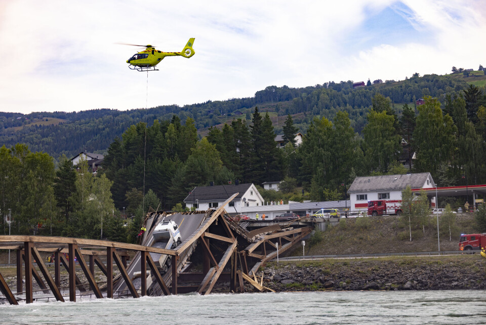 Tretten bru over Gudbrandsdalslågen kollapset i elva i august. Her berges en lastebilfører. Tretten bru over Gudbrandsdalslågen kollapset i elva i august. Her berges en lastebilfører.