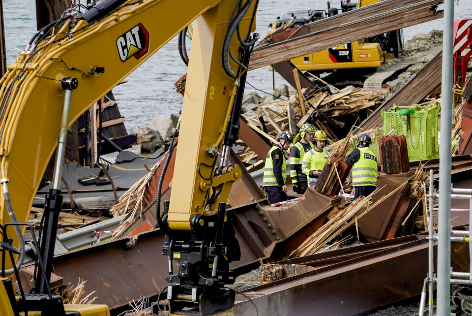 Politiet på stedet under rivingen av Tretten bru, som har falt ned i elva Gudbrandsdalslågen. Politiet på stedet under rivingen av Tretten bru, som har falt ned i elva Gudbrandsdalslågen.