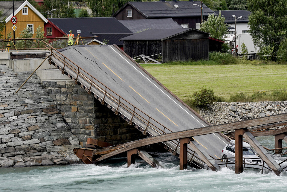 Tretten bru i Gudbrandsdalen kollapset i august. Innlandet fylkeskommun har sagt at den tar sikte på å ha den midlertidige brua klar i løpet av våren. Tretten bru i Gudbrandsdalen kollapset i august. Innlandet fylkeskommun har sagt at den tar sikte på å ha den midlertidige brua klar i løpet av våren.