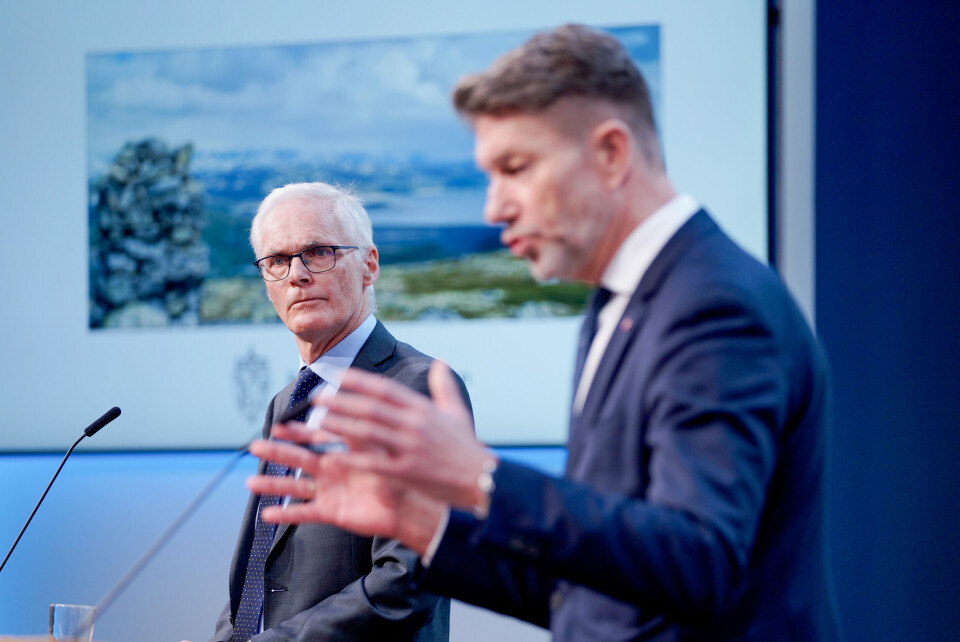 Olje- og energiminister Terje Aasland under fremleggingen av Energikommisjonens rapport. Leder for kommisjonen er Lars Sørgard. Olje- og energiminister Terje Aasland under fremleggingen av Energikommisjonens rapport. Leder for kommisjonen er Lars Sørgard.