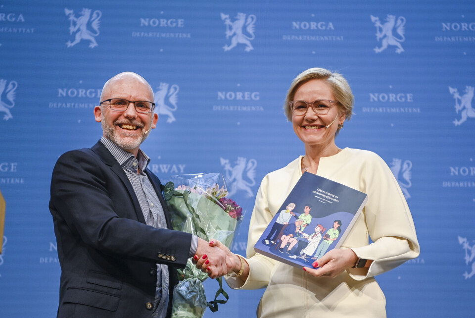 Fagdirektør i FHI Kjetil Telle overleverte tirsdag ekspertutvalgets rapport om fastlegeordningen til helse- og omsorgsminister Ingvild Kjerkol (Ap). Fagdirektør i FHI Kjetil Telle overleverte tirsdag ekspertutvalgets rapport om fastlegeordningen til helse- og omsorgsminister Ingvild Kjerkol (Ap).