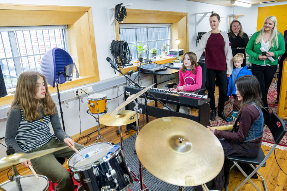 Kultur- og likestillingsminister Anette Trettebergstuen (Ap) besøker det gamle Munch-museet på Tøyen og hører på Eira Øyen Evans (trommer), Martha Johanne Heyerdahl Lindkvist (piano) og Billie Marie Martinsen (bass). I dag lanserer regjeringen en strategiplan og gir 45,5 millioner kroner til ordninger som styrker kulturbygg/lokaler og frivillig kultur. Kultur- og likestillingsminister Anette Trettebergstuen (Ap) besøker det gamle Munch-museet på Tøyen og hører på Eira Øyen Evans (trommer), Martha Johanne Heyerdahl Lindkvist (piano) og Billie Marie Martinsen (bass). I dag lanserer regjeringen en strategiplan og gir 45,5 millioner kroner til ordninger som styrker kulturbygg/lokaler og frivillig kultur.