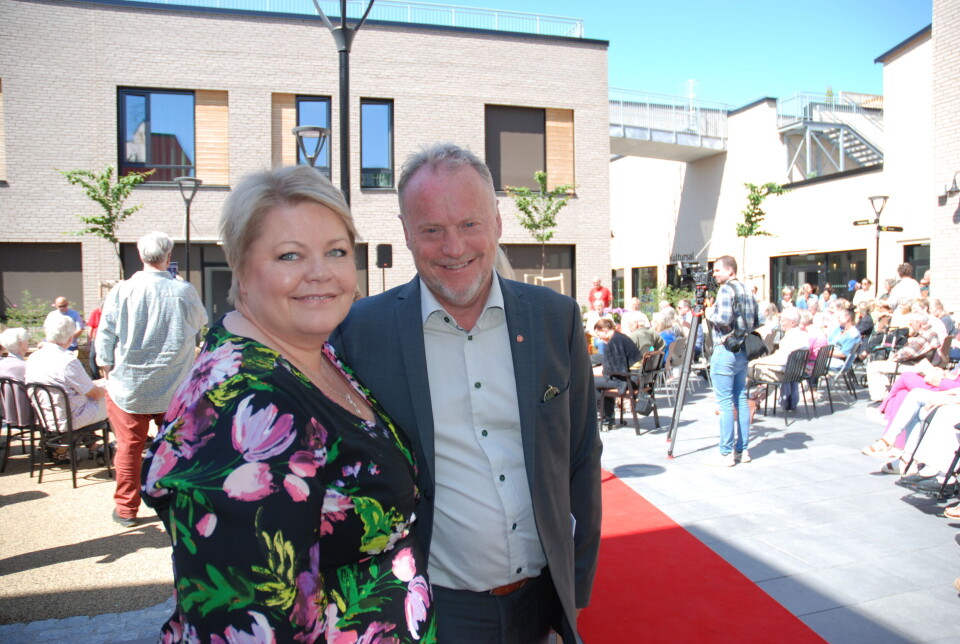 Eldrebyråd Marthe Scharning Lund (Ap) og byrådsleder Raymond Johansen (Ap) er stolte av den nye demenslandsbyen Dronning Ingrids hage, og mener dette er fremtidens eldreomsorg. Eldrebyråd Marthe Scharning Lund (Ap) og byrådsleder Raymond Johansen (Ap) er stolte av den nye demenslandsbyen Dronning Ingrids hage, og mener dette er fremtidens eldreomsorg.