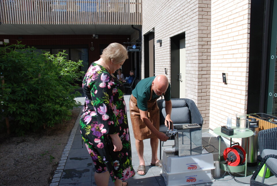 Oslo åpner sin første demenslandsby: – Må ha flere plasser som dette Humlekokeriet er et mikrobryggeri som har slått seg ned i Demenslandsby. Eldrebyråd Marthe Lund får en smaksprøve av Erik Lindberg.