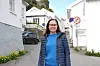 Ordfører Beate Skretting (H) i en av Grimstads trehusgater. Idyllisk er det, men en brann her kan få store konsekvenser.
