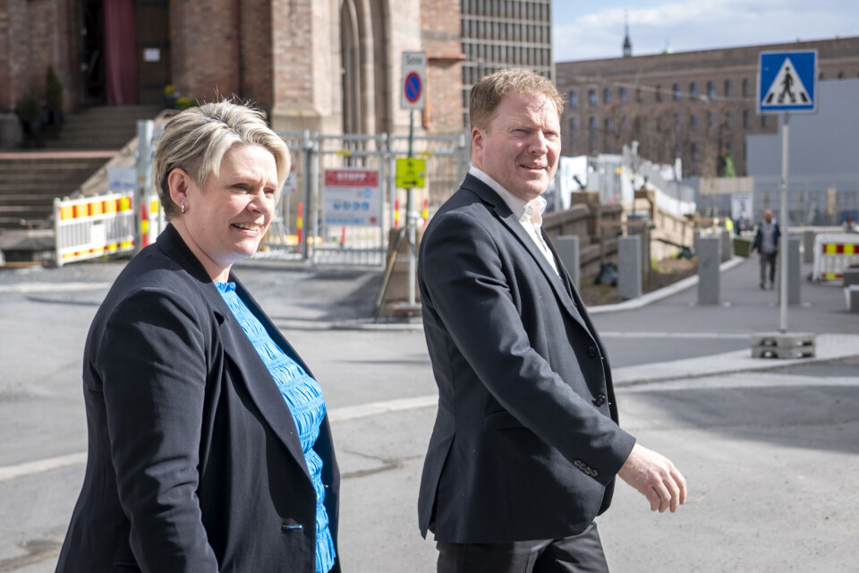 Arbeids- og inkluderingsminister Marte Mjøs Persen (Ap) og kommunalminister Sigbjørn Gjelsvik (Sp) kommer med en rekke tiltak for å gjøre det lettere for kommunene å bosette flyktninger. Arbeids- og inkluderingsminister Marte Mjøs Persen (Ap) og kommunalminister Sigbjørn Gjelsvik (Sp) kommer med en rekke tiltak for å gjøre det lettere for kommunene å bosette flyktninger.