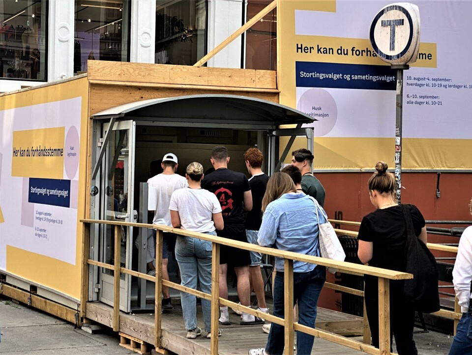 Folk har stått i kø for å forhåndsstemme – her ved et valglokale på Egertorget i Oslo. Folk har stått i kø for å forhåndsstemme – her ved et valglokale på Egertorget i Oslo.