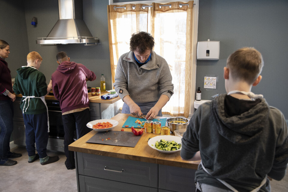Hommedal prestegård i Grimstad er tatt i bruk som skolegård. Hit kommer elever fra mellomtrinn og ungdomstrinn for å tilbringe en skoledag i uka borte fra klasserommet. Her lager de taco, men hjelp av miljøarbeider Even Leite Torjussen. Hommedal prestegård i Grimstad er tatt i bruk som skolegård. Hit kommer elever fra mellomtrinn og ungdomstrinn for å tilbringe en skoledag i uka borte fra klasserommet. Her lager de taco, men hjelp av miljøarbeider Even Leite Torjussen.