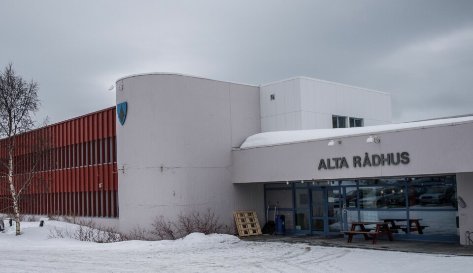 3.500 av de over 17.000 stemmeberettigede i Alta forhåndsstemte om byen bør bli en del av Troms eller Finnmark. 3.500 av de over 17.000 stemmeberettigede i Alta forhåndsstemte om byen bør bli en del av Troms eller Finnmark.