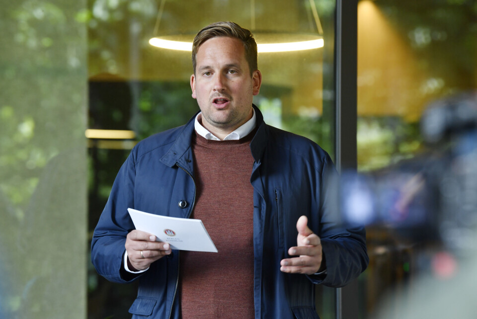 Gruppeleder Håkon Pettersen i KrF forklarte på en pressekonferanse mandag hvorfor partiet hans velger å tre ut av byrådssamarbeidet i Bergen. Gruppeleder Håkon Pettersen i KrF forklarte på en pressekonferanse mandag hvorfor partiet hans velger å tre ut av byrådssamarbeidet i Bergen.
