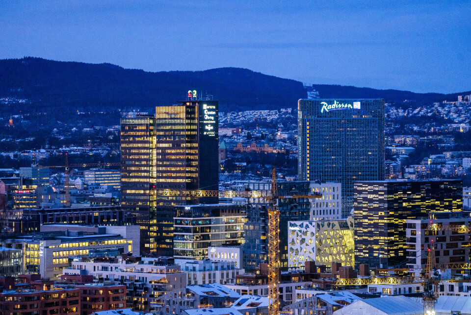 Høyhus i Oslo sentrum. Snart vil det kanskje bli flere slike. Byens høyeste bygning, Oslo Plaza til høyre. Postgirobygget til venstre. Høyhus i Oslo sentrum. Snart vil det kanskje bli flere slike. Byens høyeste bygning, Oslo Plaza til høyre. Postgirobygget til venstre.