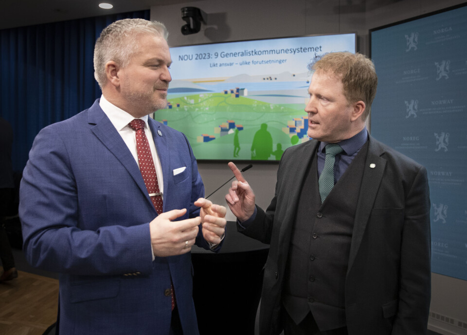 Lederen av Generalistkommuneutvalget, Tom Cato Karlsen, overleverte sin utredning til kommunalminister Sigbjørn Gjelsvik (Sp) i dag. Lederen av Generalistkommuneutvalget, Tom Cato Karlsen, overleverte sin utredning til kommunalminister Sigbjørn Gjelsvik (Sp) i dag.