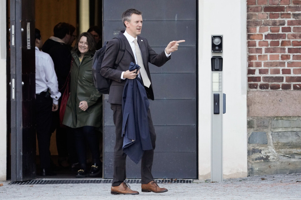 Kommunene skal ikke straffes ved at de forblir alene, mener kommunal- og distriktsminister Erling Sande. Kommunene skal ikke straffes ved at de forblir alene, mener kommunal- og distriktsminister Erling Sande.